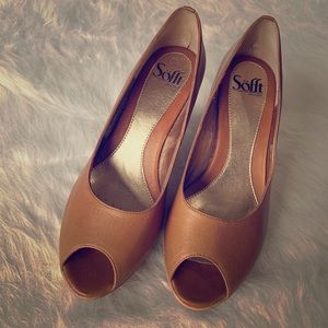 Size 8 Söfft peep toe pumps